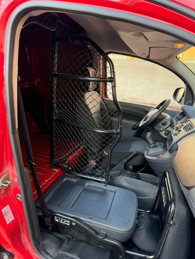 Renault Kangoo con baca y bola de remolque