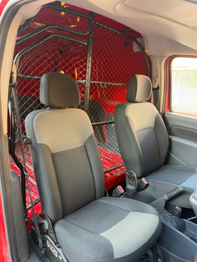 Renault Kangoo con baca y bola de remolque