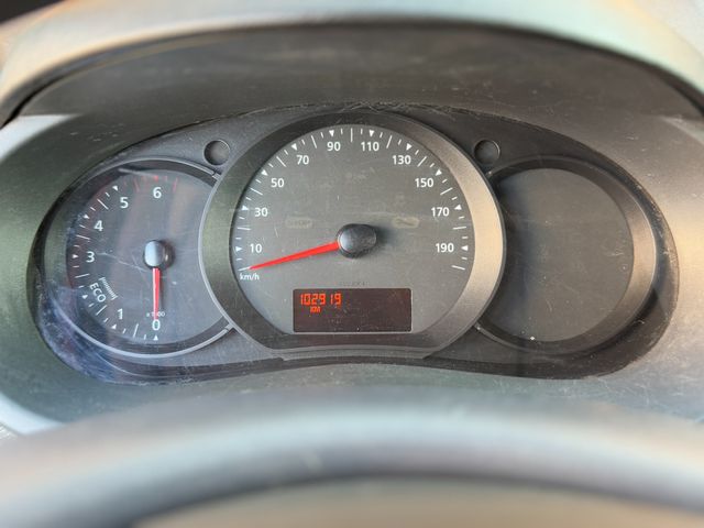 Renault Kangoo con baca y bola de remolque