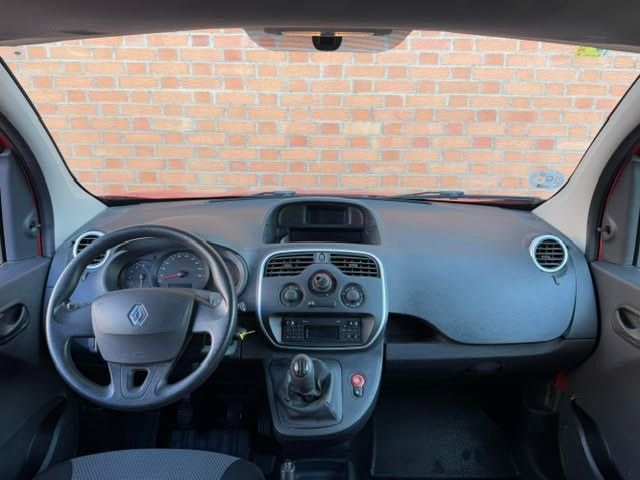 Renault Kangoo con baca y bola de remolque