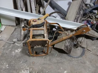 Grúa de obra naranja