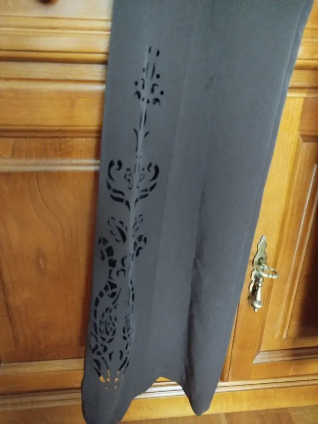 Pantalones negros con diseño calado