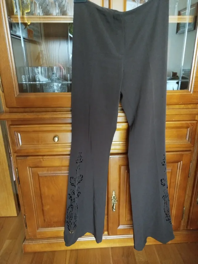 Pantalones negros con diseño calado