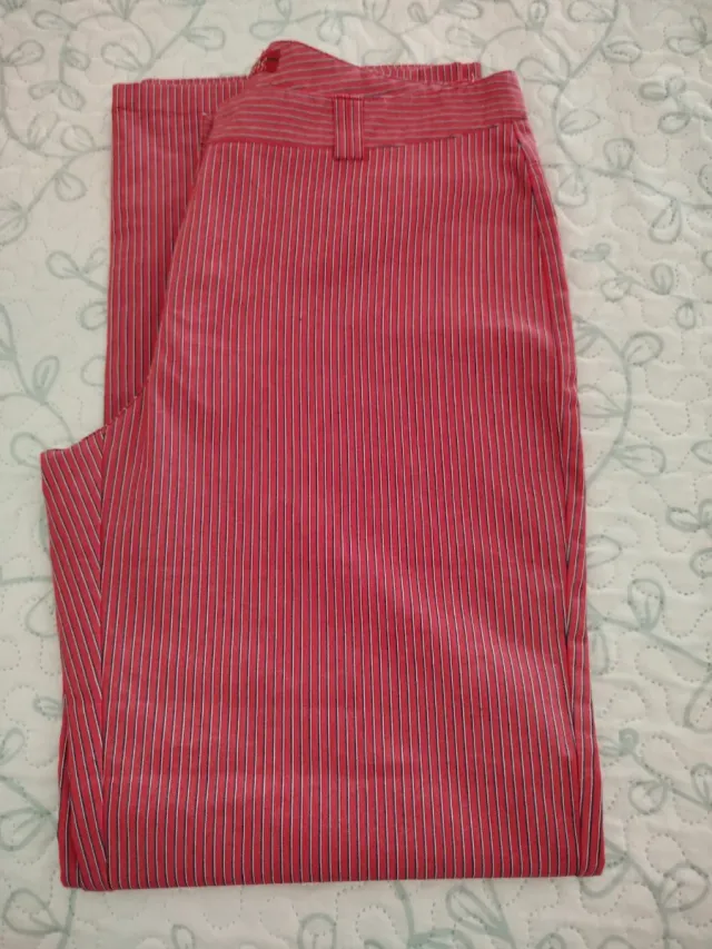 Pantalones negros con diseño calado