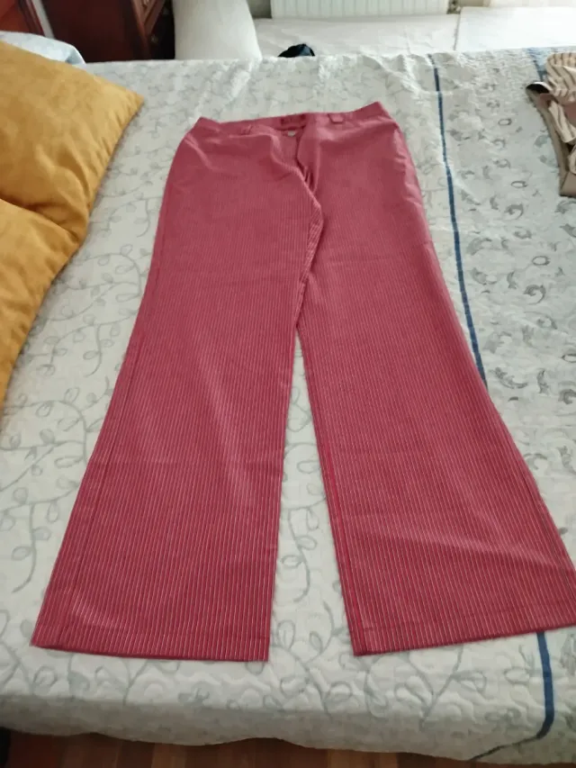 Pantalones negros con diseño calado