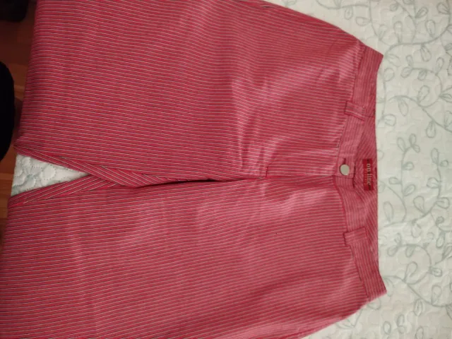 Pantalones negros con diseño calado