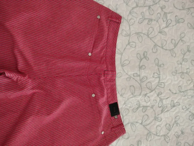 Pantalones negros con diseño calado