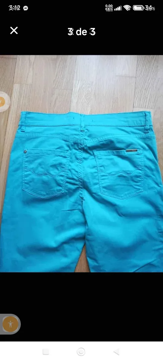 Pantalones negros con diseño calado