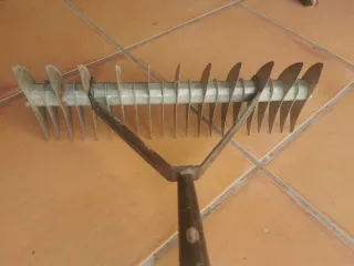 Rastrillo escarificador de césped