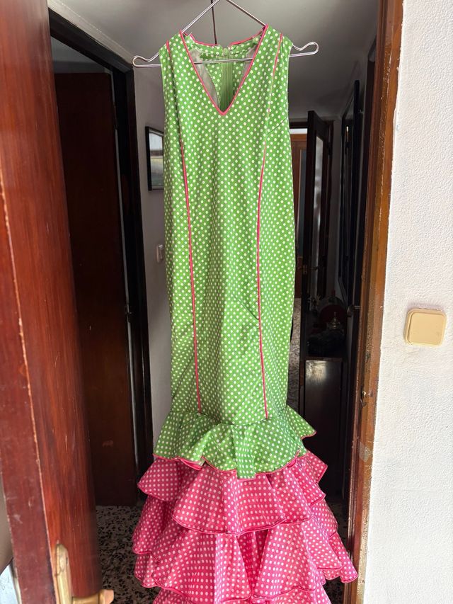 Traje de flamenca verde y rosa lunares