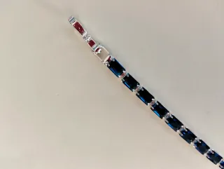 Pulsera plateada y cristal azul.
