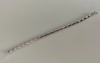 Pulsera plateada y cristal azul.