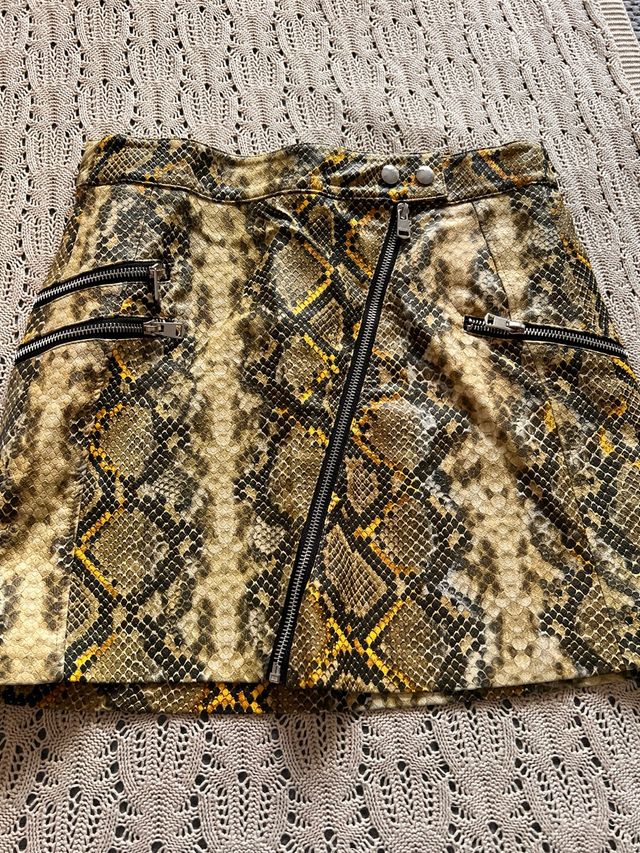 Falda efecto piel serpiente cremalleras Bershka