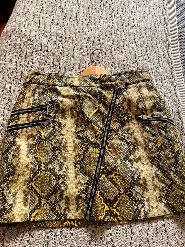 Falda efecto piel serpiente cremalleras Bershka