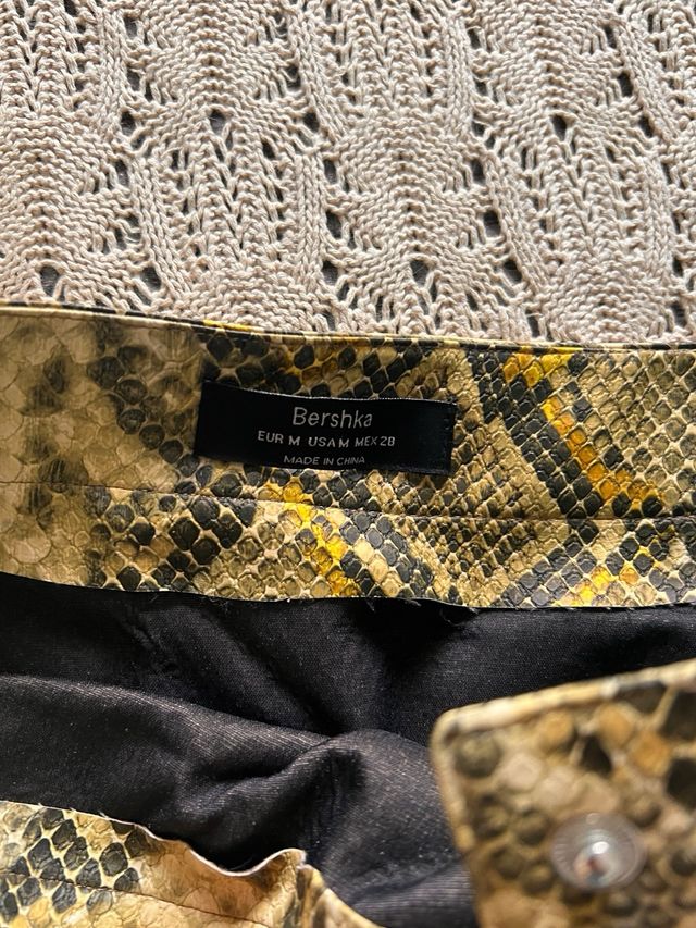 Falda efecto piel serpiente cremalleras Bershka