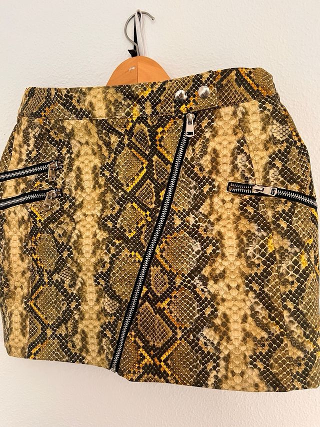 Falda efecto piel serpiente cremalleras Bershka