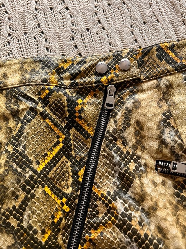 Falda efecto piel serpiente cremalleras Bershka