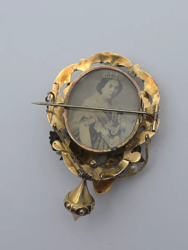 Broche Oro 14k Isabelino Mano con Gema Roja