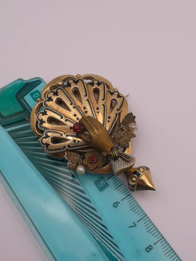 Broche Oro 14k Isabelino Mano con Gema Roja