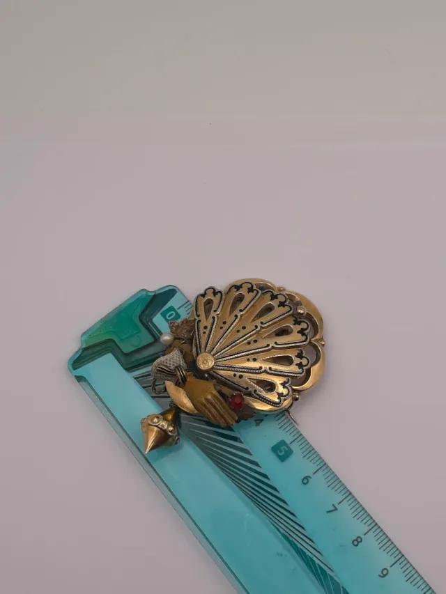 Broche Oro 14k Isabelino Mano con Gema Roja