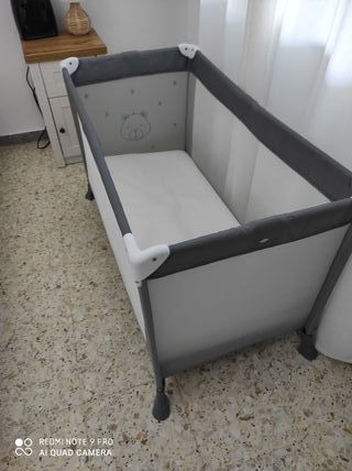 Cuna de bebé plegable gris en perfectas condicione
