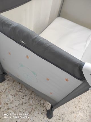 Cuna de bebé plegable gris en perfectas condicione
