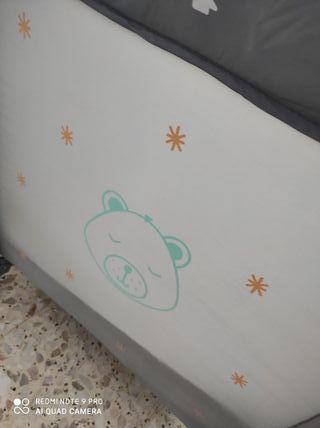 Cuna de bebé plegable gris en perfectas condicione