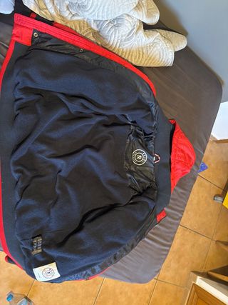 Chaqueta Roja con Capucha Reset Going Places Roja