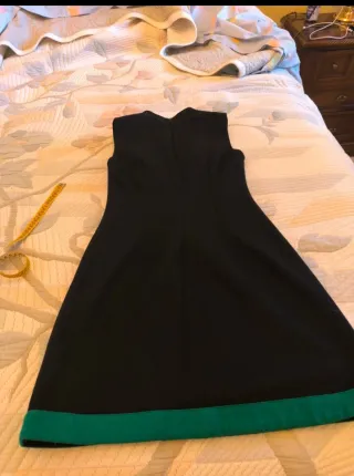 Vestido Negro con Detalles Verdes