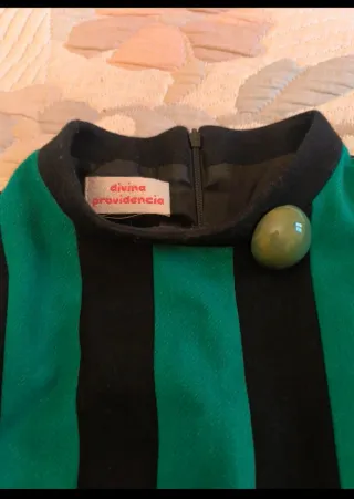 Vestido Negro con Detalles Verdes