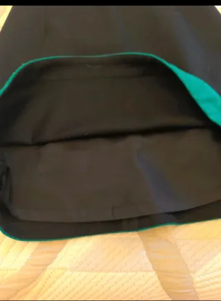 Vestido Negro con Detalles Verdes