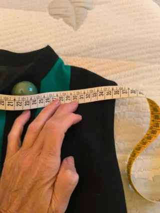 Vestido Negro con Detalles Verdes