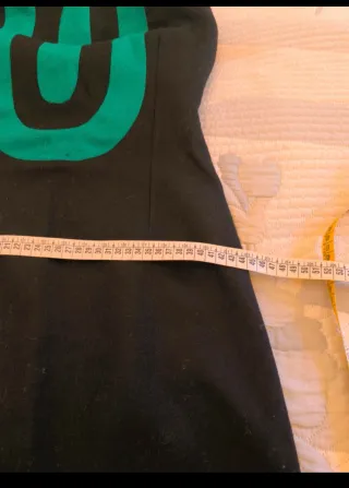 Vestido Negro con Detalles Verdes