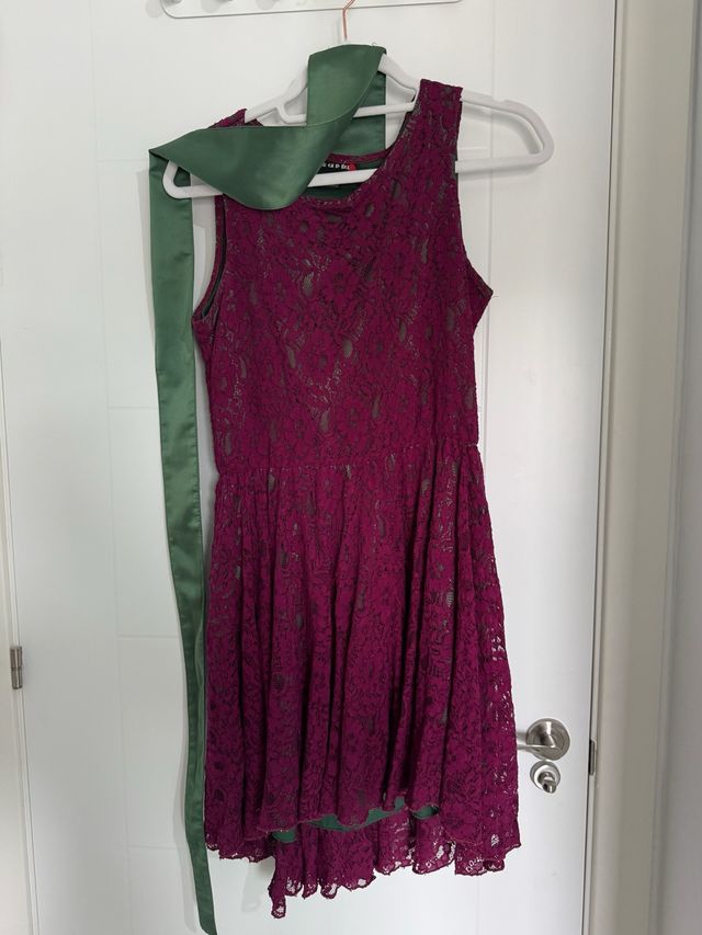 Vestido de encaje morado con fajín verde