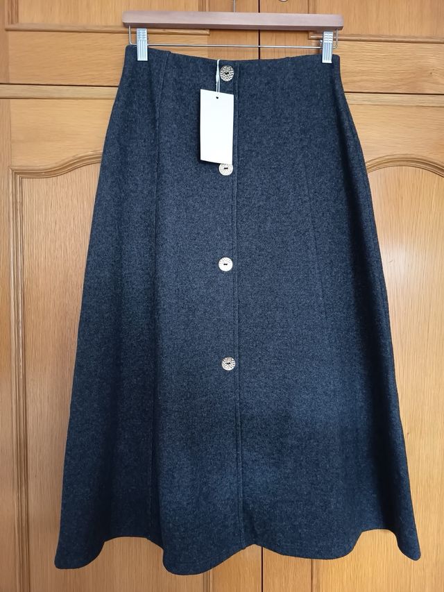 Falda midi Zara gris botones