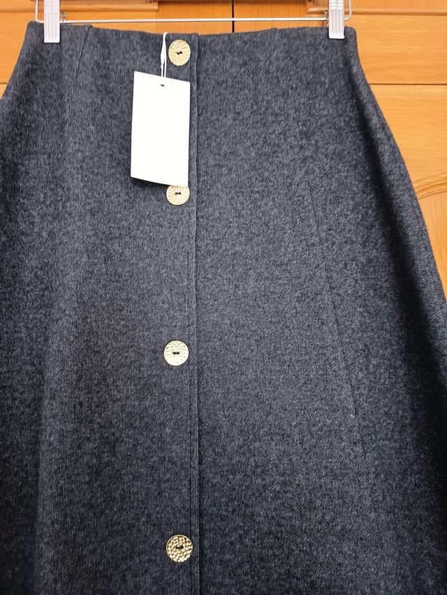 Falda midi Zara gris botones