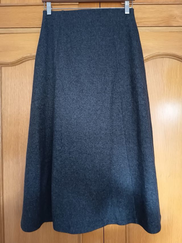 Falda midi Zara gris botones