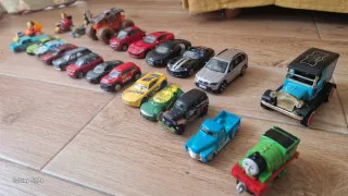 Lote de coches y figuras de juguete Varios precios