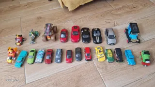 Lote de coches y figuras de juguete Varios precios