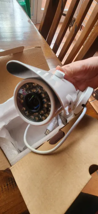 Cámara de vigilancia blanca. circuito cerrado