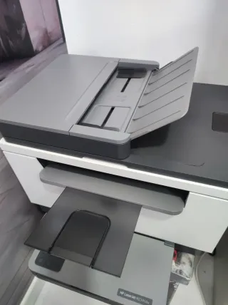 Impresora HP Multifunción Gris y Blanca