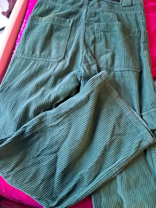 Pantalones cargo de pana verdes.