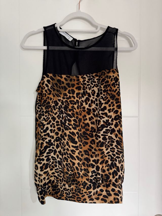 Camiseta animal print negra y marrón
