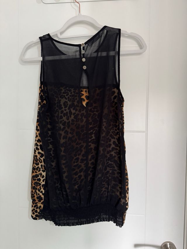 Camiseta animal print negra y marrón