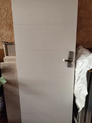 Puerta blanca con cerradura de seguridad