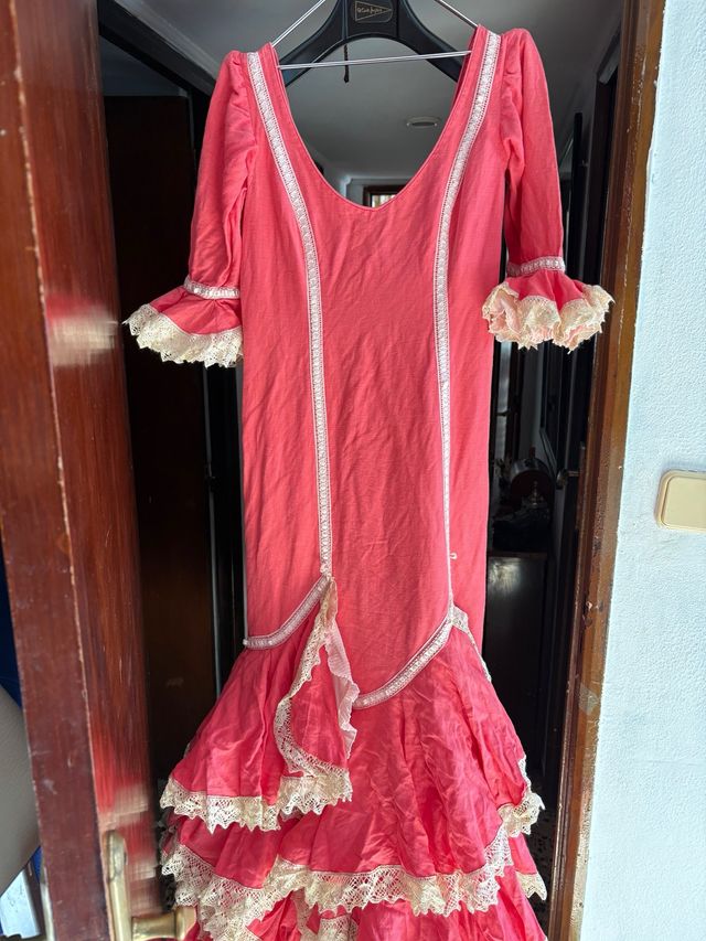 Traje de flamenca coral y beige con volantes