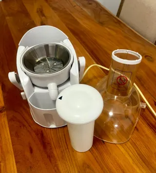 Exprimidor de frutas blanco marca Ciatronic.