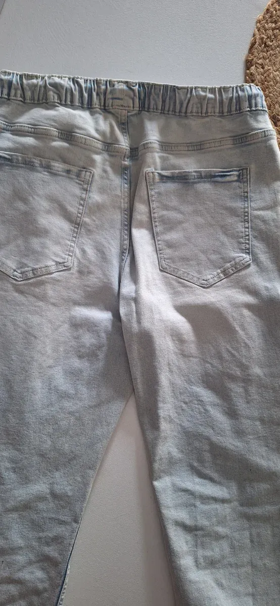 Vaqueros desgastados con cintura elástica