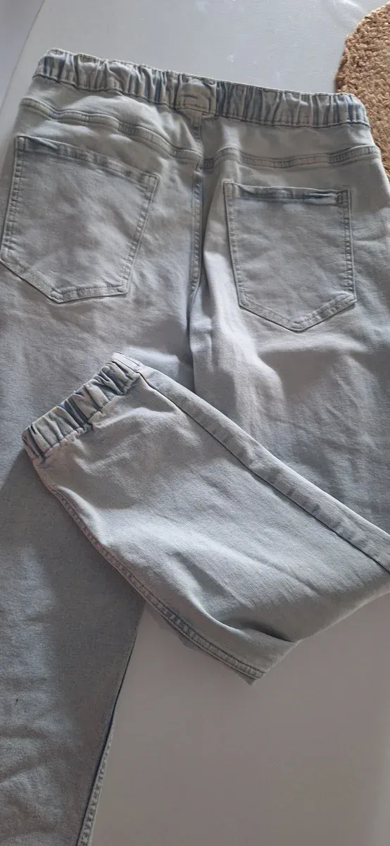 Vaqueros desgastados con cintura elástica