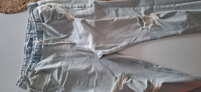 Vaqueros desgastados con cintura elástica